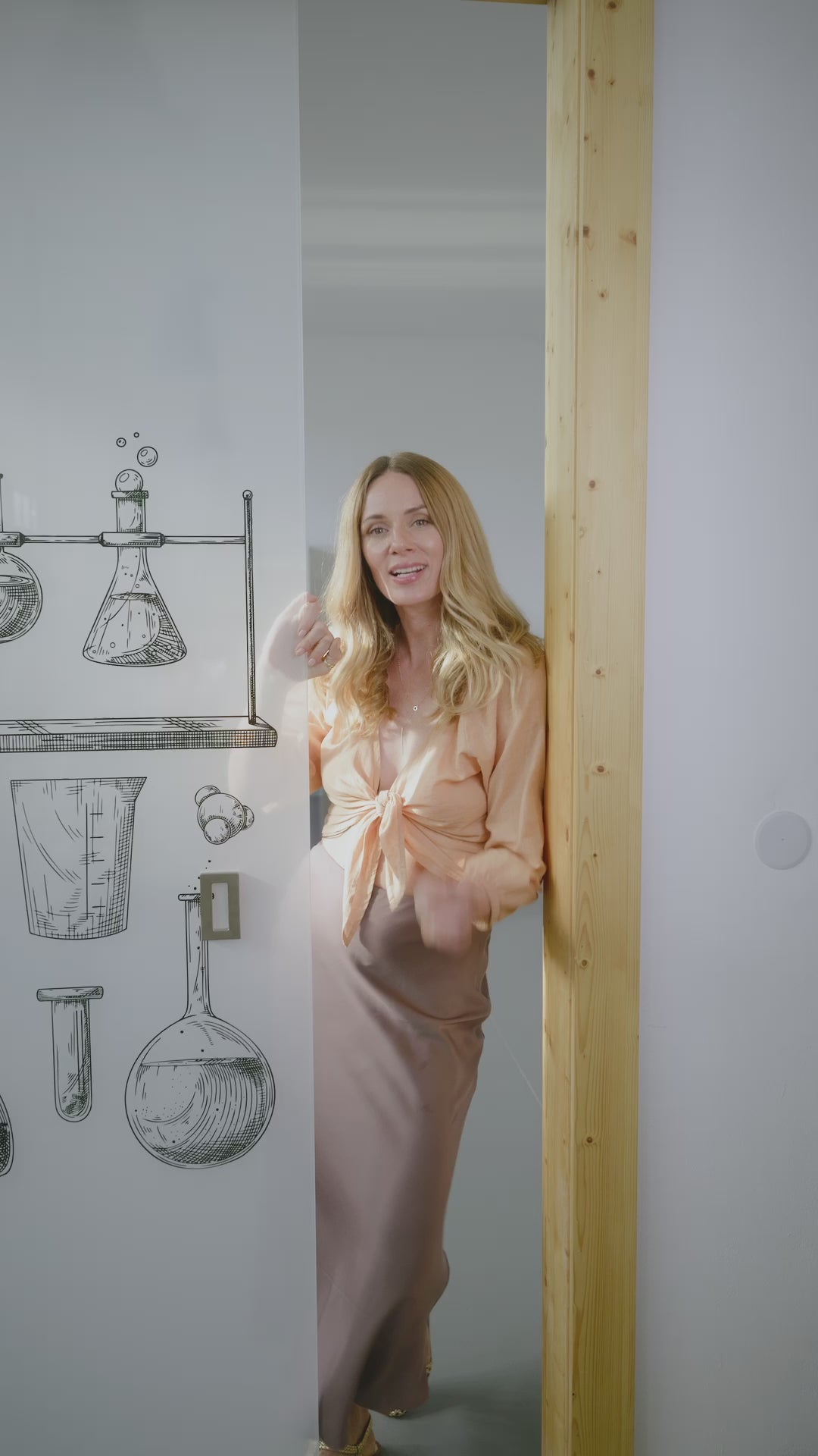 Načítať video: Inhalační tyčinka s esenciálními oleji AOMU Nowness. Limitovaná edice x Nikol Moravcová výrobní proces